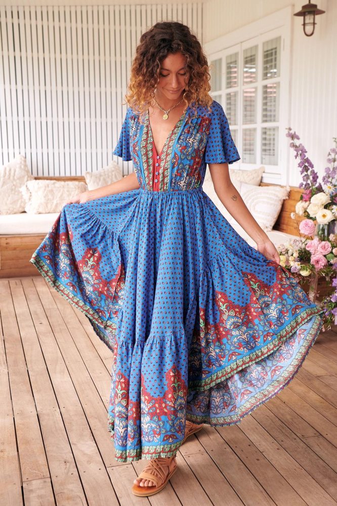 The Taurus Maxi will make you feel like a princess as soon as you slip this maxi on. This floaty feminine full circle skirt line will have you twirling into the night.
